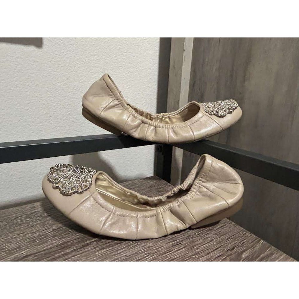 Tahari Valerie Beige Leather Crystal Medallion Ballet Flats Womens 6M